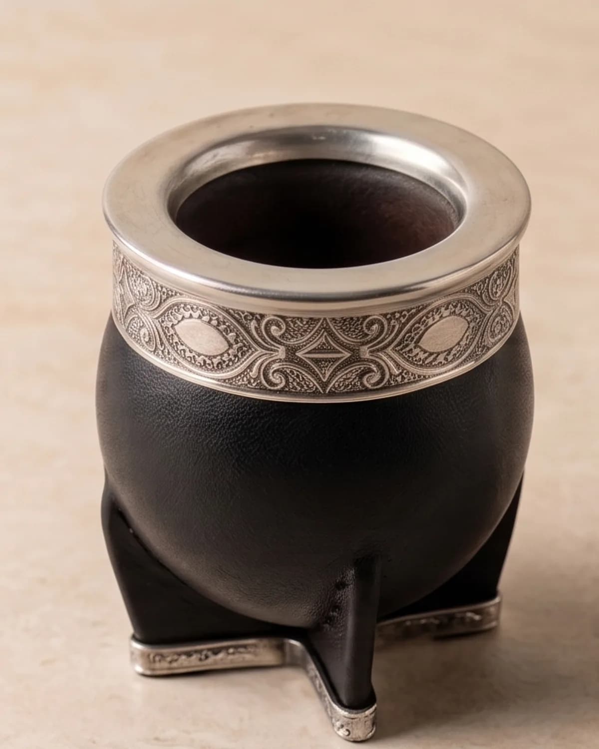 Mate imperial negro con virola de alpaca cincelada